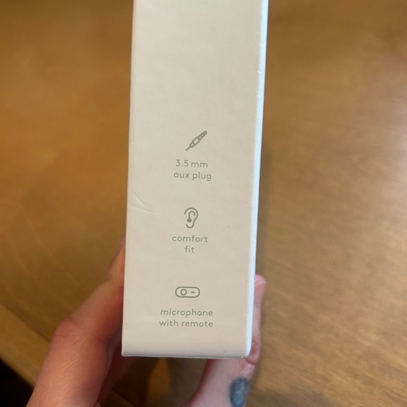 Heyday Earbuds with 3.5 mm aux plug - Picture 2 of 2